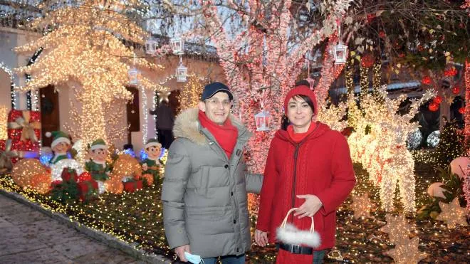 Massimiliano Goglio e Annalisa Cagnani, proprietari della casa di Babbo Natale