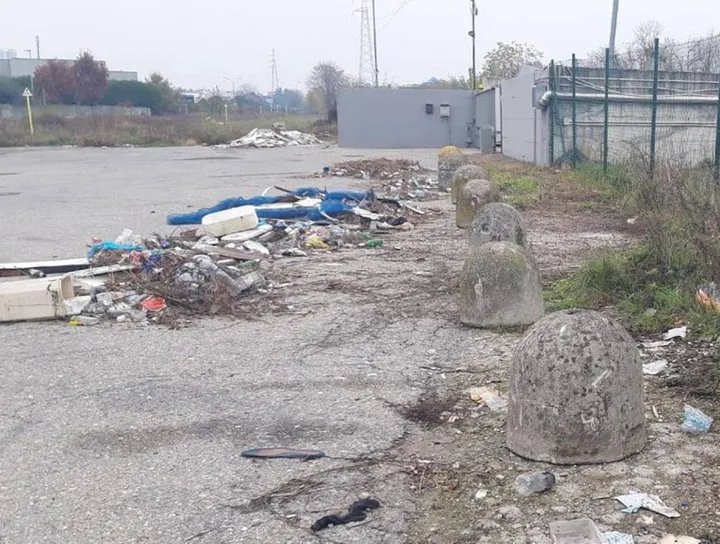I rifiuti scaricati abusivamente sulla strada che porta a un vecchio sfasciacarrozze