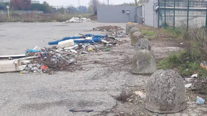 I rifiuti scaricati abusivamente sulla strada che porta a un vecchio sfasciacarrozze