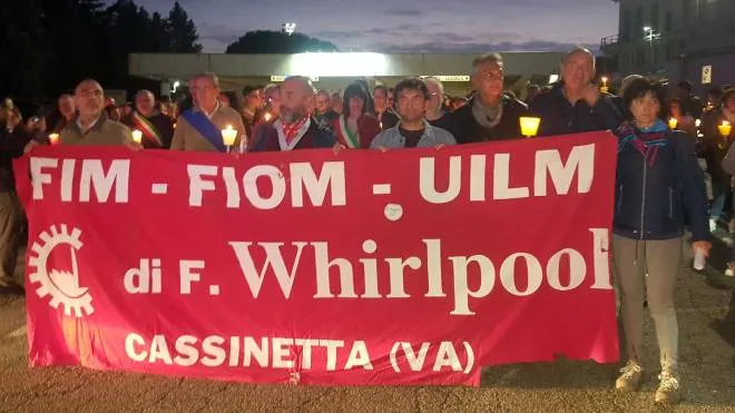 Una recente manifestazione dei lavoratori a Cassinetta di Biandronno: la partenza della fiaccolata