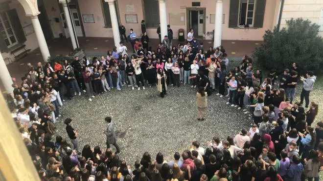Una delle prime manifestazioni nel cortile del Liceo Arnaldo di Brescia dopo il caso del bidello Gerardo