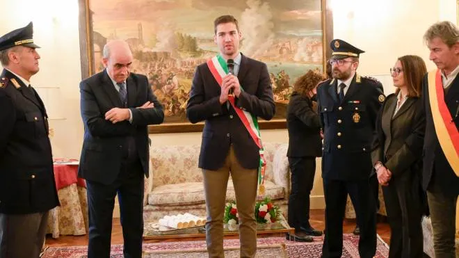 A sinistra, il sindaco Andrea Furegato alla cerimonia a Palazzo del Governo Sopra il prefetto Enrico Roccatagliata che ha accolto le autorità del territorio