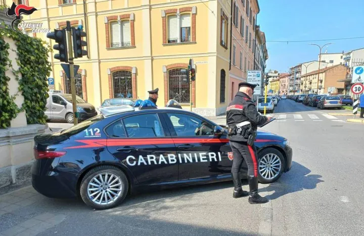 Controlli dei carabinieri nella zona della stazione di Cremona