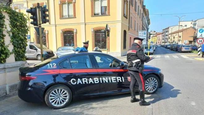 Controlli dei carabinieri nella zona della stazione di Cremona