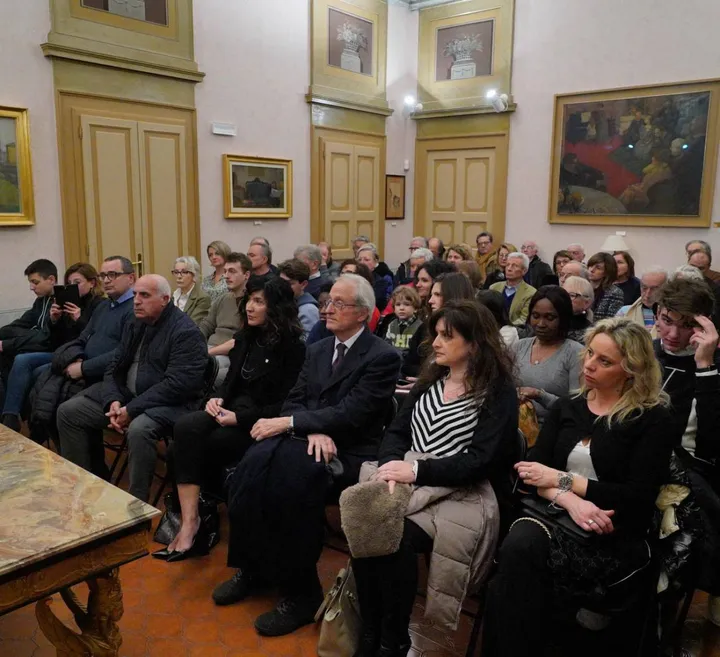 Il pubblico durante una delle ultime consegne del “Codognese Benemerito“ nella raccolta d’arte Lamberti di via Cavallotti