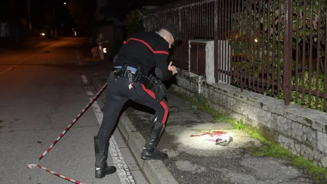 I rilievi dei carabinieri dopo la rissa sfociata nell’omicidio del 22enne in via Monte Grappa a Pessano I gruppi si affrontarono il 29 settembre del 2021 Gli arresti sono scattati dopo mesi di indagini