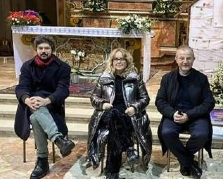 Da sinistra gli architetti Fabio Monaci e Maria Luisa Martinelli insieme a don Lorenzo Roncali