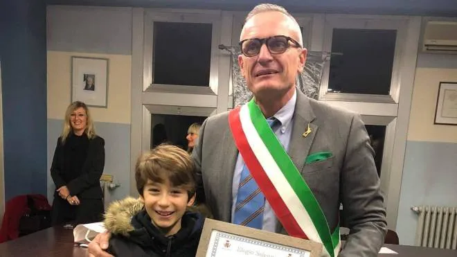 pavia Samuel Galdi, 11 anni, premiato dal sindaco di Lardirago Cristiano Migliavacca  foto torres
