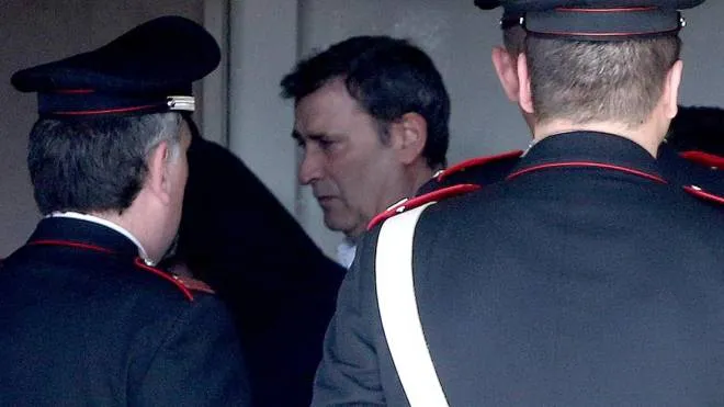 Claudio Giardiello, (al centro con camicia bianca) alla stazione dei Carabinieri di Vimercate, 9 aprile 2015. 
ANSA / MATTEO BAZZI