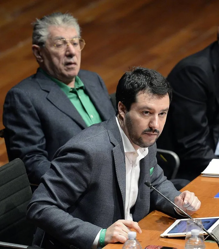 Il “Senatur“ Umberto Bossi, 81 anni, promotore del Comitato Nord che vuole recuperare lo spirito autonomista delle origini, con il segretario della Lega Matteo Salvini, 49 anni