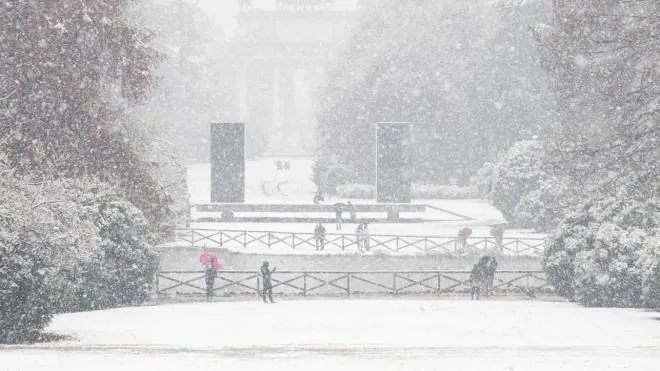 Neve a Milano al Castello Sforzesco, 
08 Dicembre 2021.
ANSA/MARCO OTTICO