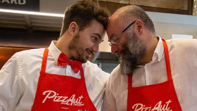 Nico Acampora (a destra) con uno dei pizzaioli speciali. Sotto, sul cantiere di Monza