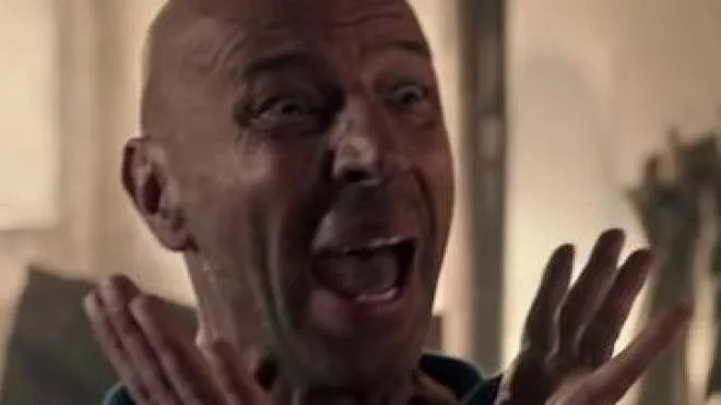 Aldo Baglio in una delle sue iconiche espressioni di stupore nel film “Scappo a casa"
