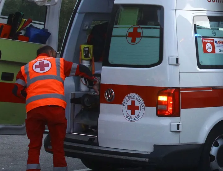 I soccorsi dell’ambulanza alla pensionata di Samolaco rimasta ferita