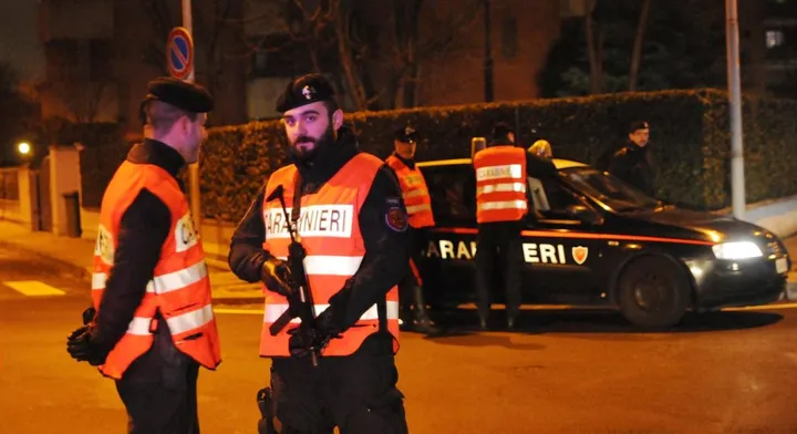 Dopo la colluttazione con i ladri, padre e figlio hanno fatto denuncia ai carabinieri