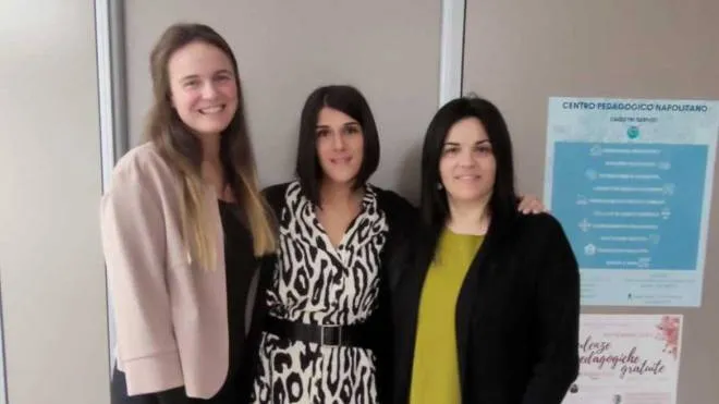Valeria Napolitano a destra, con le collaboratrici Maria Vairetti al centro e Noemi Motti in un’aula del Centro Pedagogico a Morbegno