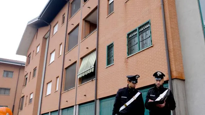 I carabinieri davanti alla palazzina annerita dall’incendio al quarto e ultimo piano