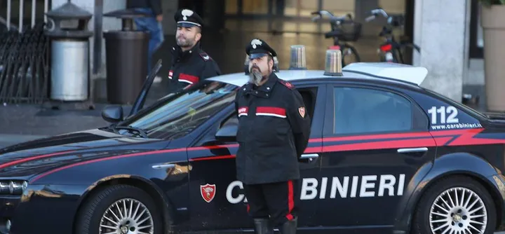 La donna è riuscita a premere sul cellulare il tasto della chiamata muta di aiuto del 112, attivando i carabinieri