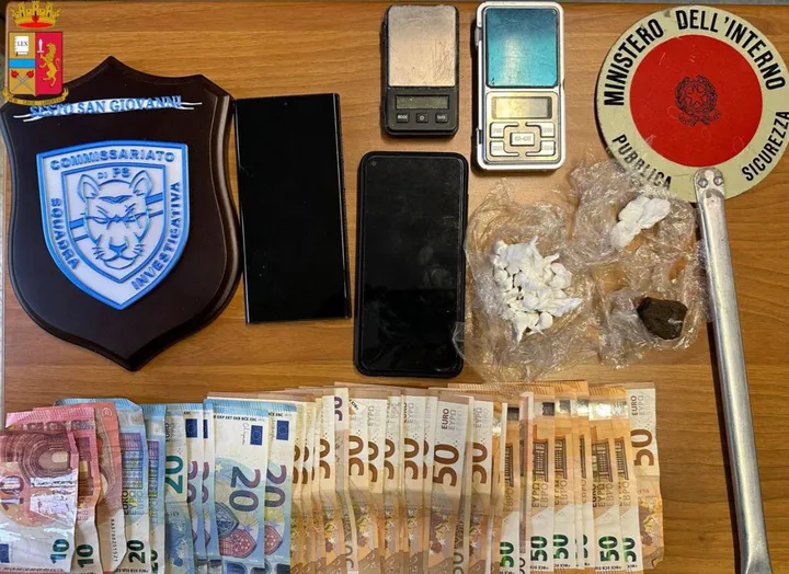 Il sequestro di droga e soldi: la polizia. stava monitorando i due marocchini da tempo