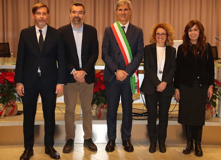 L’assessore Francesca Canovi, penultima da sinistra, col sindaco e alcuni colleghi