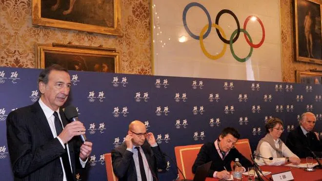 Da sinistra, il sindaco Giuseppe Sala, i tre delegati del Cio e il presidente del Coni e della Fondazione Milano-Cortina Giovanni Malagò