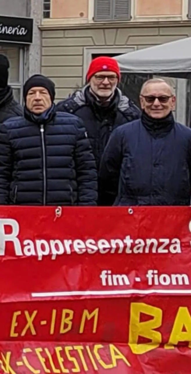 Il presidio degli ex lavoratori Bames davanti al Tribunale di Monza