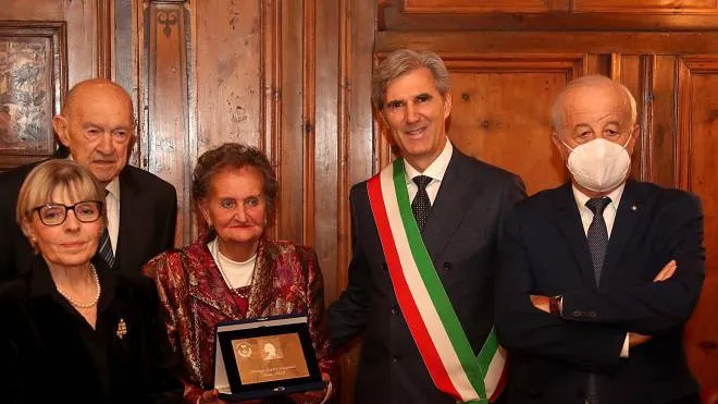 Al centro con la targa Maria Pia Bongiascia attorniata dalla commissione