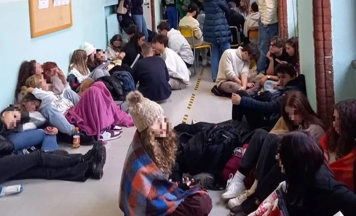 Gli studenti per protesta ieri mattina si sono assiepati nei corridoi del liceo