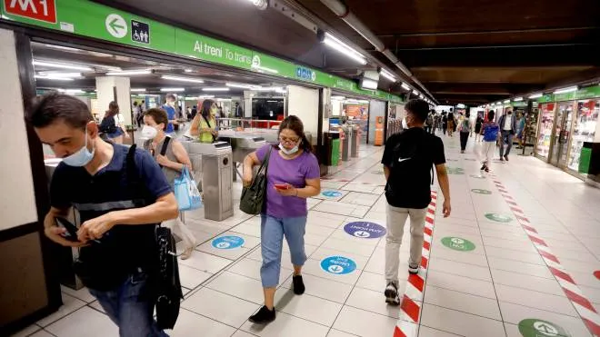 Stazione metropolitana Cadorna - Trasporto pubblico locale regolare nonostante lo sciopero indetto da alcune sigle sindacali, Milano, 17 giugno 2022.ANSA/MOURAD BALTI TOUATI