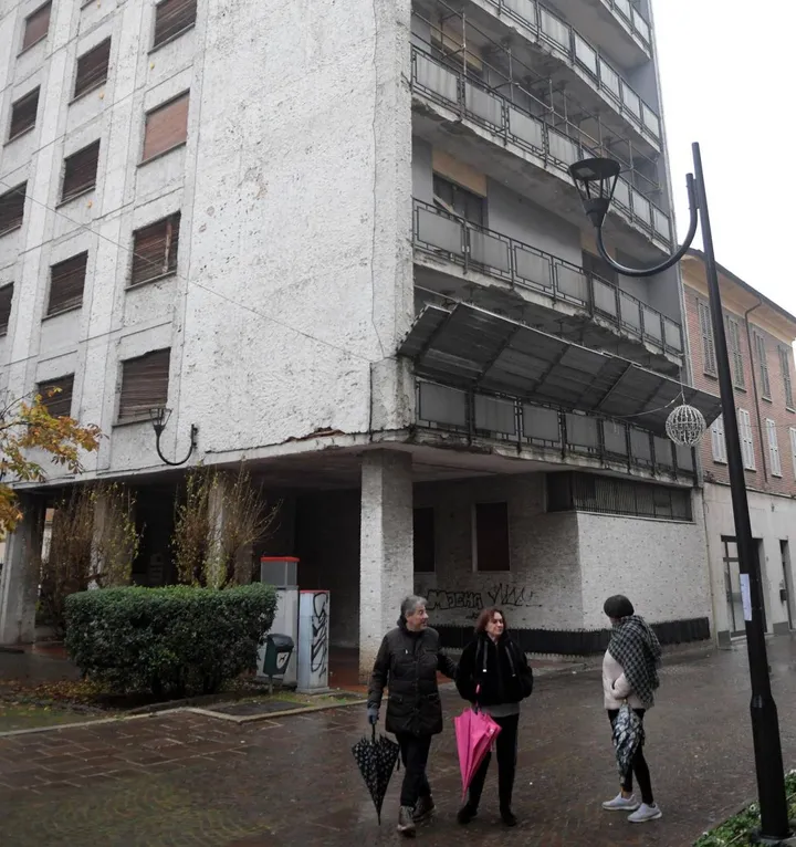L’amministrazione comunale spera, nel giro di breve tempo, di levarsi dal fianco “la spina” del palazzo “ecomostro” di via Matteotti, disabitato dal 2013