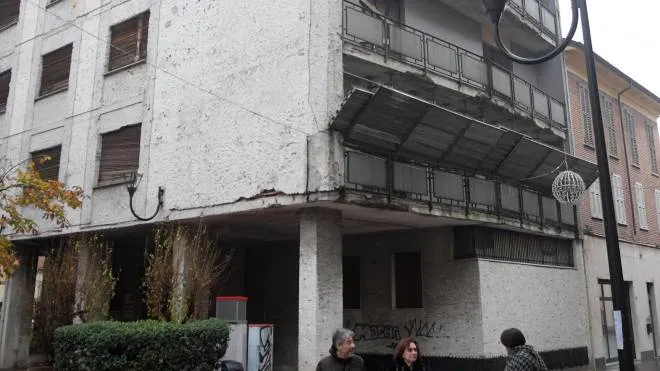 L’amministrazione comunale spera, nel giro di breve tempo, di levarsi dal fianco “la spina” del palazzo “ecomostro” di via Matteotti, disabitato dal 2013