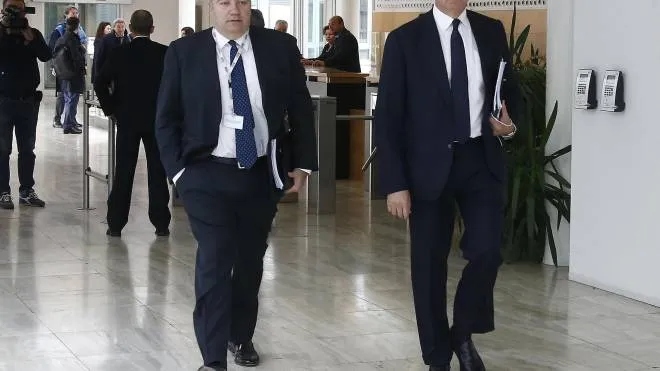 Fabrizio Viola, ex amministratore delegato,. e Alessandro Profumo, già presidente di Banca Mps, in un’assemblea in viale Mazzini