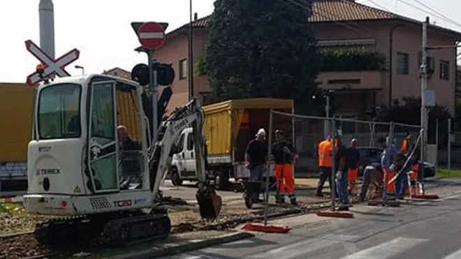 A Nova Milanese i lavori sui binari partiranno a gennaio. In alto il sindaco Fabrizio Pagani