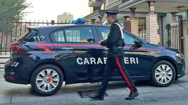 In via Grandi i carabinieri hanno trovato sette persone che vivevano in un locale
