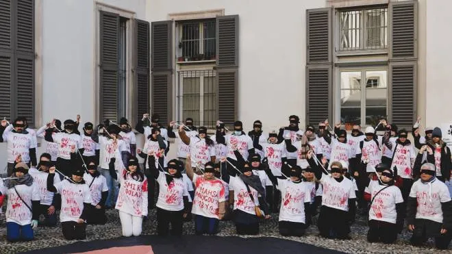 Nel cortile di Palazzo Reale gli artisti iraniani chiedono la fine delle torture