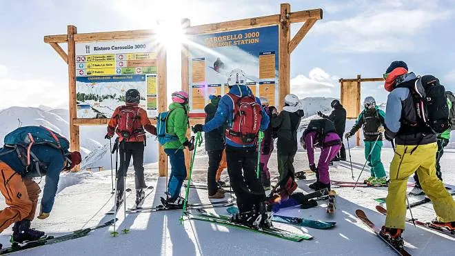 Sciatori già in pista a Livigno, dove si usa anche il metodo snowfarming