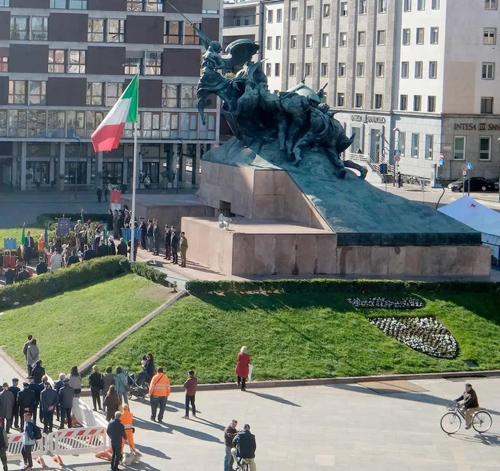 Il monumento ai Caduti è stato realizzato dopo la Prima Guerra Mondiale da Enrico Pancera e collocata dal 1932 in piazza Trento, all’ombra del municipio
