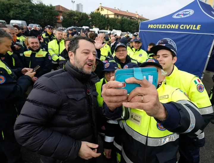 Selfie con il ministro Salvini nel nuovo centro della Protezione civile provinciale