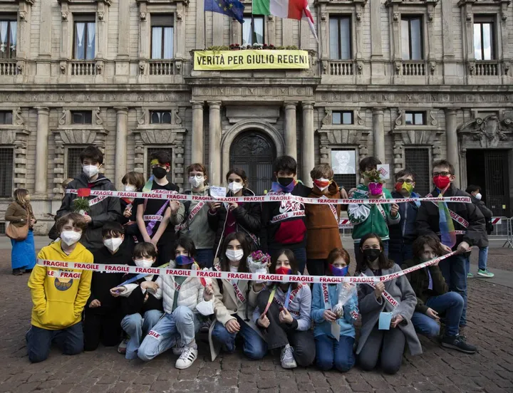 Una delle proteste contro il trasloco di via Vivaio davanti a Palazzo Marino