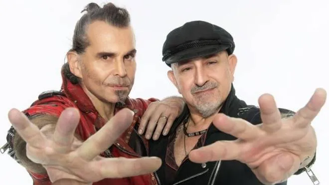 A fianco, Piero Pelù, frontman, e Ghigo Renzulli, chitarrista; Sotto i due musicisti da giovani quando fondarono la band nel 1980