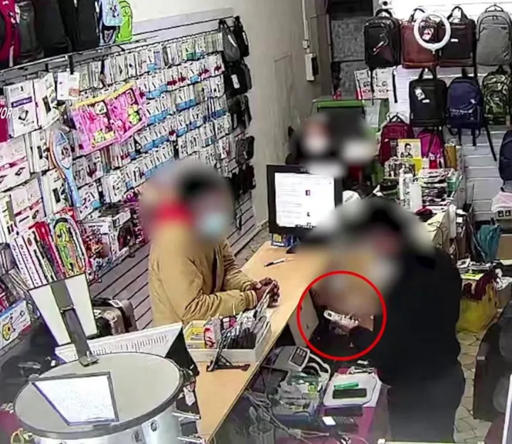 Immagini prese dal video delle telecamere piazzate dai carabinieri nel negozio