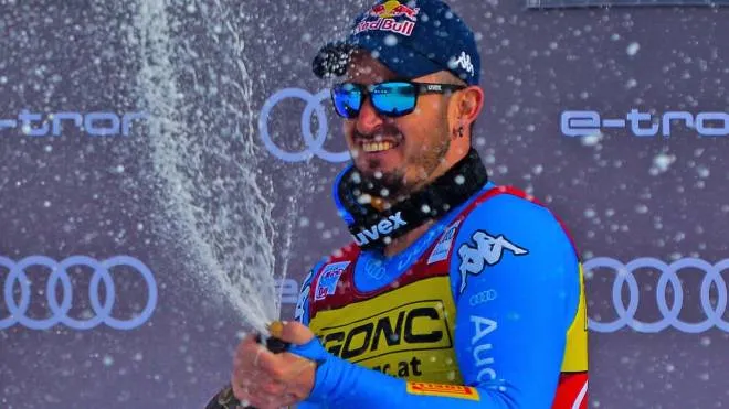 Il campione azzurro dello sci Paris festeggia dopo l’ennesima vittoria sulla pista Stelvio di Bormio