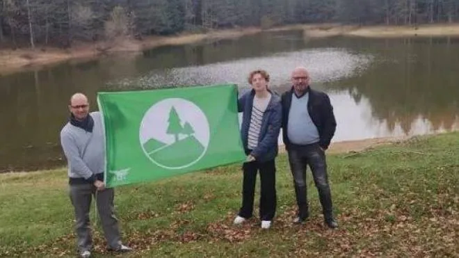 Nicolà Alì, 16 anni, studente al “Fiocchi“, indirizzo grafica, mostra orgoglioso la sua bandiera