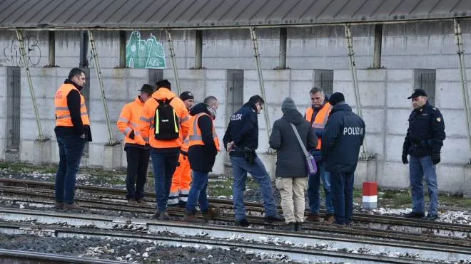 Tecnici, Polizia, periti sui binari teatro del recente deragliamento del treno