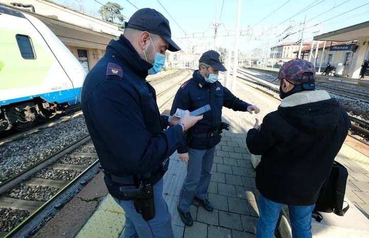 Gli uomini della polizia ferroviaria controllano i viaggiatori nelle stazioni ma sono impegnati anche nei servizi di scorta: quest’anno hanno garantito la presenza su 902 convogli e controllato oltre 11mila passeggeri