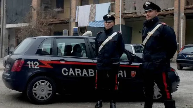 Le minacce sono andate avanti per diversi giorni fino a quando la vittima ha trovato il coraggio di andare dai carabinieri per tutelare la propria famiglia