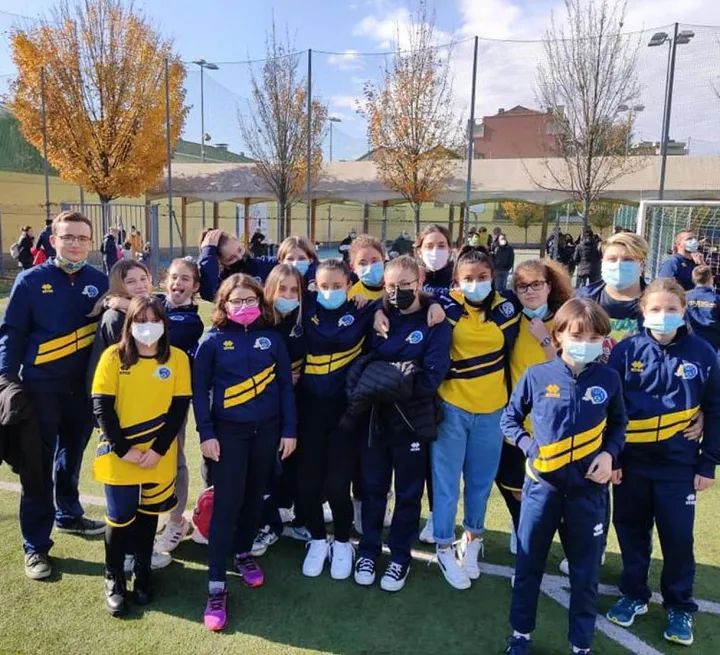Serena Cavalleri, responsabile del calcio femminile al Centro Sportivo Desiano con le sue ragazze: «Non sempre si riescono a cogliere i segnali d’allarme»