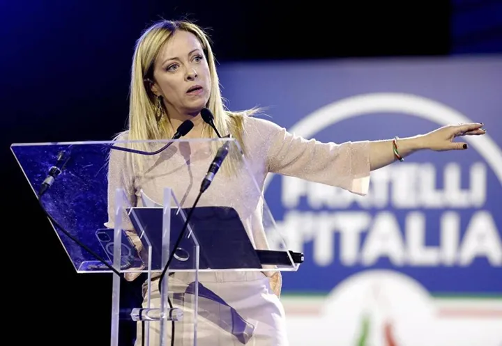 La premier Giorgia Meloni durante un comizio: il sindaco Giuseppe Sala è pronto a invitarla a Milano