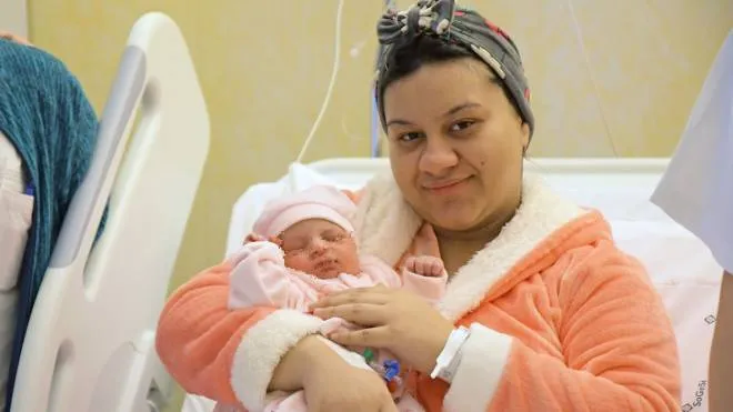 PAVIA - PRIMA NATA GENNAIO 2023 -  la piccola Larin Ghanem nata alle 8.16 del 1 gennaio 2023 di 3,03 kg con la mamma Samar Ghanem, egiziana - foto torres