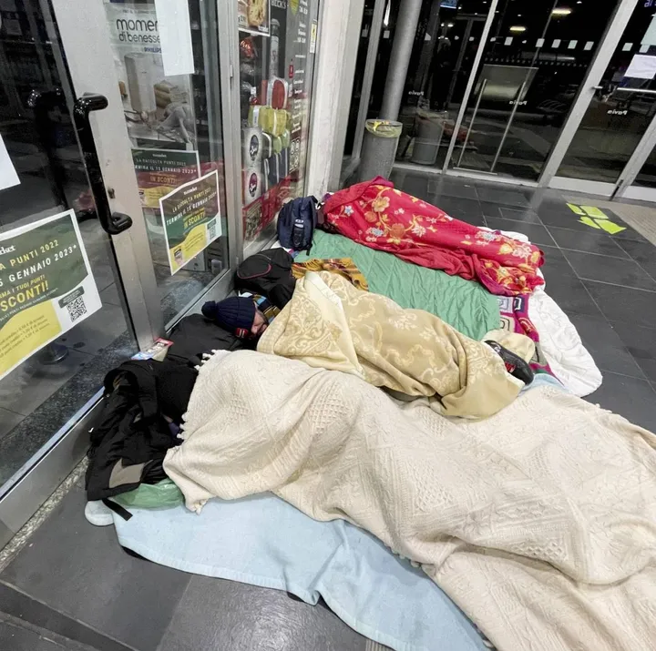 Alcuni dei senzatetto che passano la notte alla stazione di Pavia (Torres)